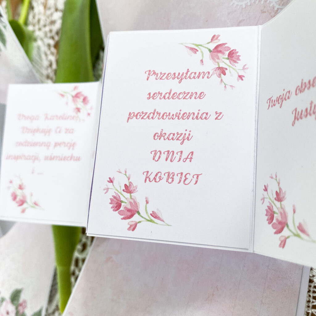 Ręcznie wykonana kartka na Dzień Kobiet. Kartka ma format pop up twist, którego główną cechą są wyskakujące podczas otwierania życzenia. 