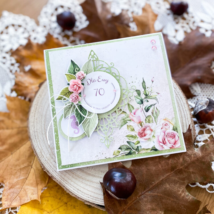Ręcznie wykonana kartka na urodziny. Ma delikatną pastelową kolorystykę i jest ozdobiona małą kompozycją kwiatową.